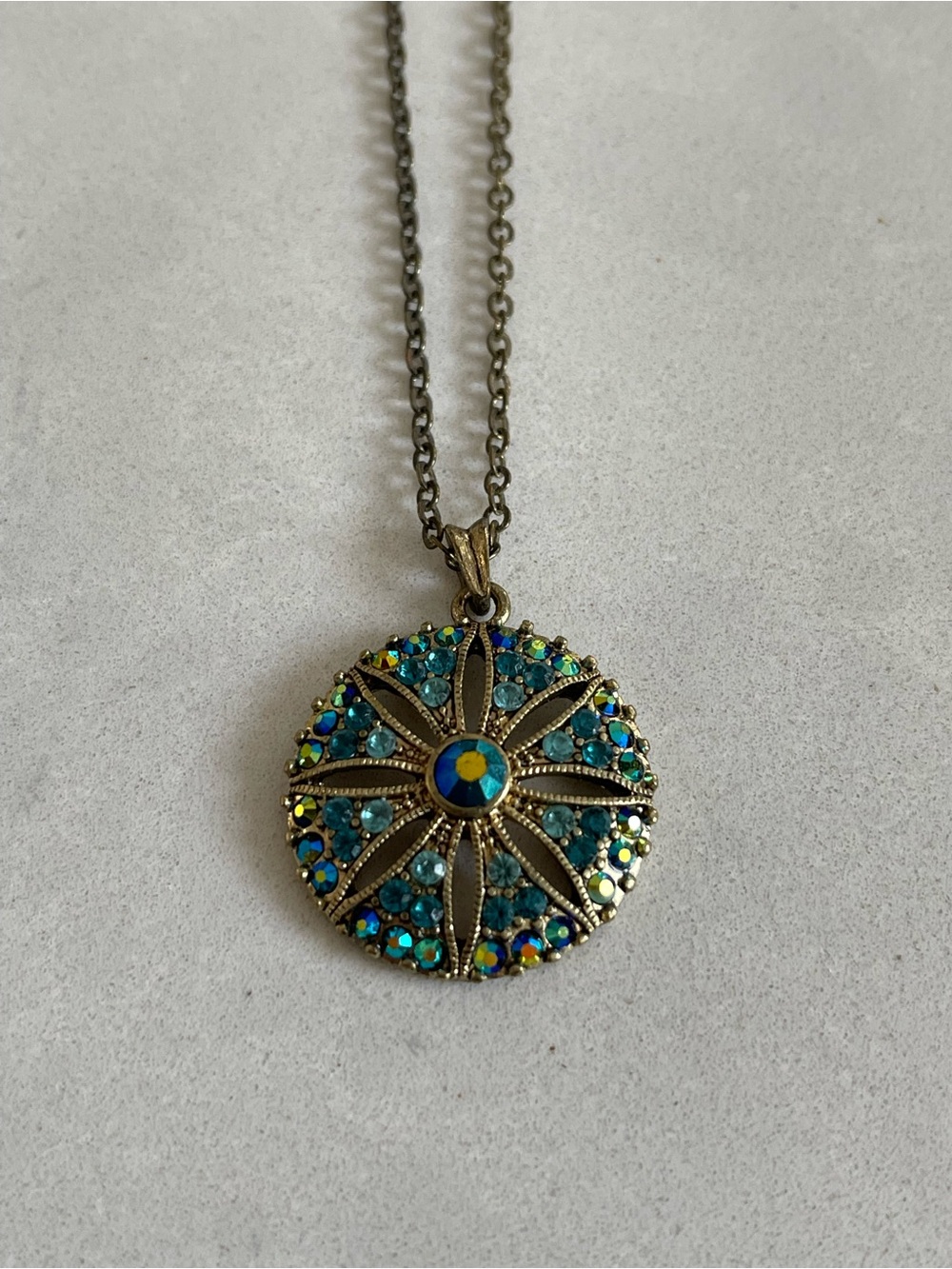 2028 Jewelry Co vintage 90s crystal pendant choker necklace